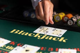 Result announcement and player balance update after round conclusion